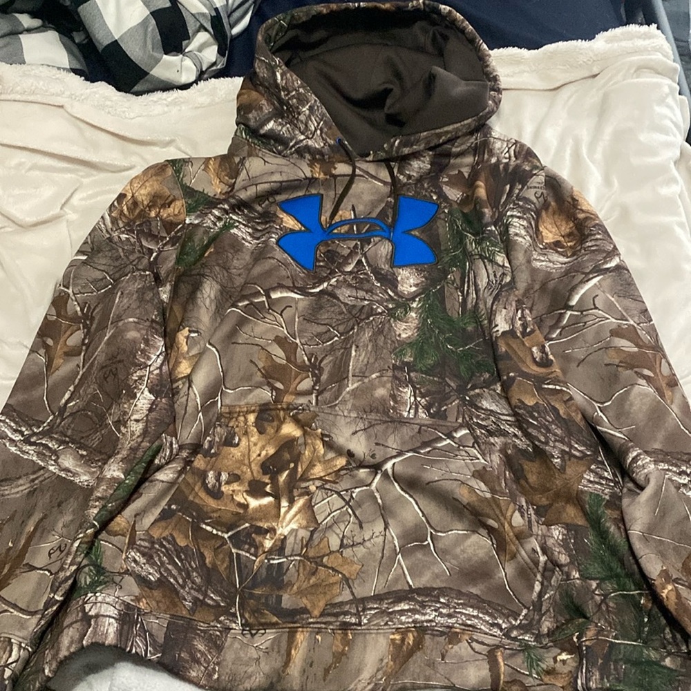 Camo Under Armour hoodie. Looks brand new and is very comfortable. 3XL